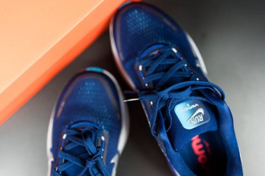 Bangkok, Tayland - 5 Aralık 2025: Nike Vomero 18 Mavi Boşluk Metalik Gümüş, minderli araçta hafif ZoomX köpüğü var.