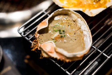 Japon yemeği, Kani Miso, restorandaki ocakta yengeç ızgara. Seçici odak