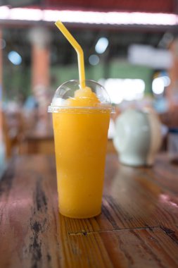 Masadaki bardakta portakal suyu.