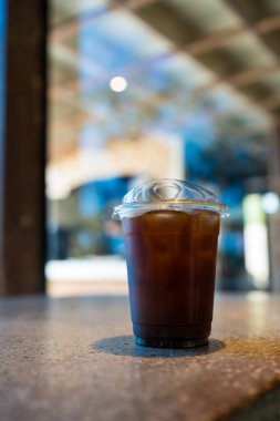 Buzlu sade kahve americano tabağında.