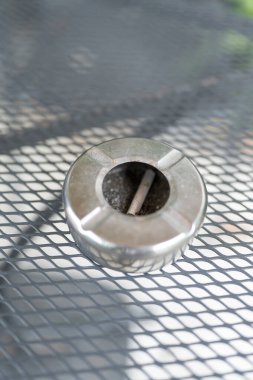 Sigara küllüğü ve sigara külü, kapatın.