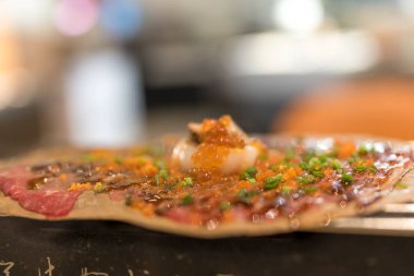 Oba yaprağında ızgara kömür. Kapat.