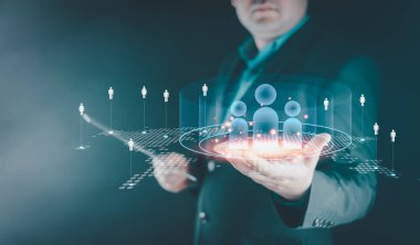 Müşteri davranışlarını analiz etmek için CRM kullanan bir işadamı, işletmelerin pazarlama stratejilerini geliştirmesine ve satışları etkili bir şekilde artırmasına olanak sağlıyor. Müşteri ilişkileri yönetimi kavramı.