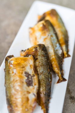 Tayland uskumrusu beyaz tabakta servis edilir..