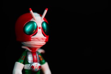 Bangkok, Tayland - 11 Aralık 2025: Maskeli Süvari V3. ODEN-YA 'dan özel koleksiyonlar. Maskeli Süvari x ODEN-YA çeşitli mısır ve pirinç aperatifleriyle bilinen Tayland 'lı bir aperatif markasıdır.