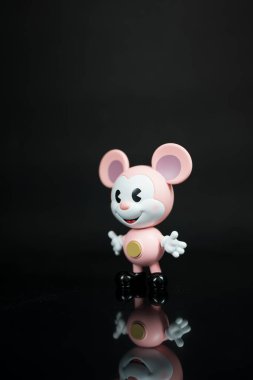 Bangkok, Tayland - 11 Aralık 2025: POP MART 'tan Hamm Mickey adlı bir figür Disney Mickey Remix, Mickey Pixar Serisi Figürleriyle Tanışıyor