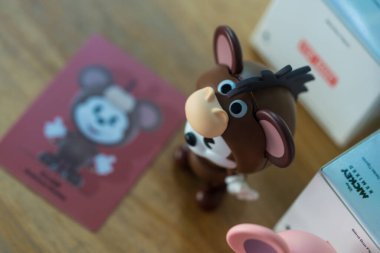 Bangkok, Tayland - 11 Aralık 2025: POP MART 'tan Bullseye Mickey adlı bir figür Disney Mickey Remix, Mickey Pixar Serisi Figürleriyle Tanışıyor