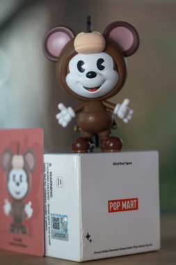 Bangkok, Tayland - 11 Aralık 2025: POP MART 'tan Bullseye Mickey adlı bir figür Disney Mickey Remix, Mickey Pixar Serisi Figürleriyle Tanışıyor