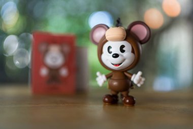 Bangkok, Tayland - 11 Aralık 2025: POP MART 'tan Bullseye Mickey adlı bir figür Disney Mickey Remix, Mickey Pixar Serisi Figürleriyle Tanışıyor