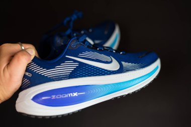 Bangkok, Tayland - 11 Aralık 2025: Nike Vomero 18 Mavi Boşluk Mavi Şimşek Parlak Gümüş Parlak Metalik