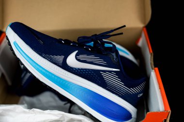 Bangkok, Tayland - 11 Aralık 2025: Nike Vomero 18 Mavi Boşluk Parlak Kırmızı Parlak Metalik Kutuda