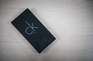 Bangkok, Tayland - 11 Aralık 2025 Bir kutu Ck Be parfüm şişesi. Kapat.