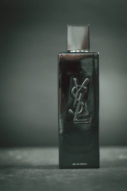 Bangkok, Tayland - 11 Aralık 2025: EAU DE PARFUM, 100 ML. Çapraz modernlik için ilk YSL Güzeli odunsu çiçekleri.