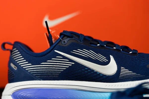 Bangkok, Tayland - 11 Aralık 2025: Siyah arka planda bir çift Nike Vomero 18 Mavi Boşluk Mavi Parlak Kırmızı Parlak Metalik Ayakkabı