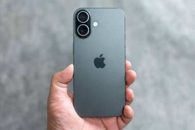 Bangkok, Tayland - 18 Aralık 2025: Yeni iPhone 17, 6.3 ekran, süper retina XDR ekran. Promosyon teknolojisi ve her zaman sergileniyor.