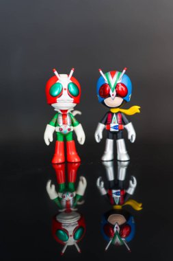 Bangkok, Tayland - 18 Aralık 2025: Maskeli Süvari V3 ve Riderman. Siyah arkaplanda Maskeli Süvari x ODEN-YA 'dan özel koleksiyonlar