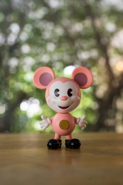 Bangkok, Tayland - 18 Aralık 2025: POP MART 'tan Hamm Mickey adlı bir figür Disney Mickey Remix, Mickey Pixar Serisi Figürleriyle Tanışıyor