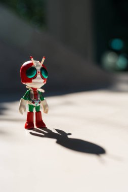 Bangkok, Tayland - 18 Aralık 2025: Maskeli Süvari V3. ODEN-YA 'dan özel koleksiyonlar. Maskeli Süvari x ODEN-YA çeşitli mısır ve pirinç aperatifleriyle bilinen Tayland 'lı bir aperatif markasıdır.