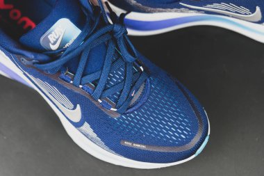 Bangkok, Tayland - 18 Aralık 2025: Nike Vomero 18 Blue Void Metallic Silver. Vomero 'da maksimum yastık her gün için rahat bir yolculuk sağlar. En yumuşağımız. hafif