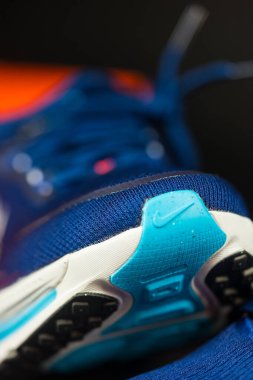 Bangkok, Tayland - 18 Aralık 2025: Nike Vomero 18 Blue Void Metallic Silver. Vomero 'da maksimum yastık her gün için rahat bir yolculuk sağlar. En yumuşağımız. hafif