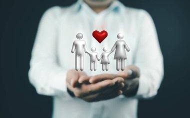 Aile eşitliği ve destek kavramını önemsiyorum. Sevgi ve koruma gösteren, aile bakımını ve aşk konsepti imajını temsil eden insanların ikonalarını tutan eller