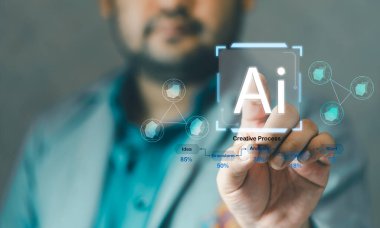 Mühendis ve kullanıcı, yapay zeka teknolojisini kolayca kullanabilmek için insanların çalışmasına yardımcı oluyor. İş, modern teknoloji, İnternet ve ağ kurma kavramı.