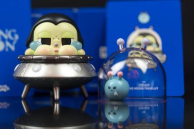 Bangkok, Tayland - 22 Aralık 2025: The Moon Traveller of a Moon baby crying to the moon series figures from Pop Mart store. Sulugöz koleksiyonları