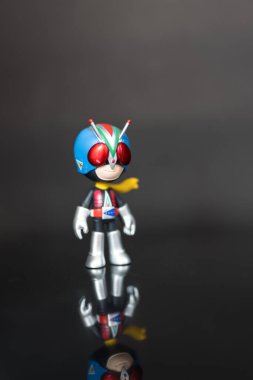 Bangkok, Tayland - 22 Aralık 2025: figür ve anahtarlık Riderman. ODEN-YA 'dan özel koleksiyonlar. Maskeli Süvari x ODEN-YA çeşitli mısır ve pirinç aperatifleriyle bilinen Tayland 'lı bir aperatif markasıdır.