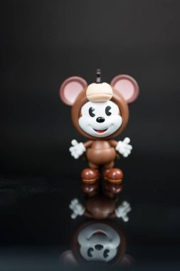 Bangkok, Tayland - 22 Aralık 2025: POP MART 'tan Bullseye Mickey adlı bir figür Disney Mickey Remix, Mickey Pixar Serisi Figürleriyle Tanışıyor