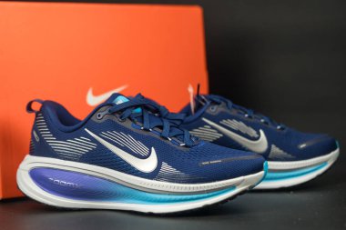 Bangkok, Tayland - 22 Aralık 2025: Nike Vomero 18 Mavi Boşluk Mavi Yıldırım Parlak Gümüş Metalik