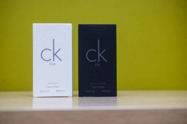 Bangkok, Tayland - 22 Aralık 2025: Bir kutu Ck One anc Ck Be parfüm şişesi