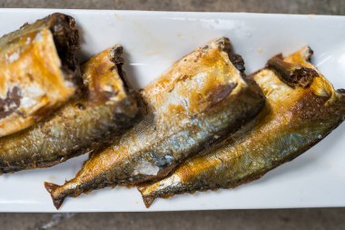 Beyaz tabakta uskumru Tayland yemeği. Kapat.