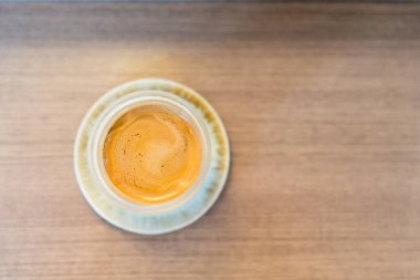 Ahşap masada sütlü kahve ile espressoyu kapat. Üst görünüm