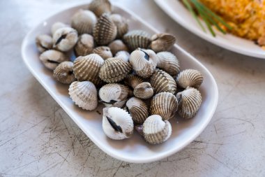 Kabuklu deniz ürünleri haşlanmış midye, restoranda deniz ürünleri, tabakta midyeler..