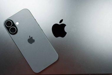 Bangkok, Tayland - 28 Aralık 2025: Yeni iPhone 17. Süper Retina XDR ekranı. Macbook 'a alüminyum çerçeve yerleştirilmiş. Üst görünüm