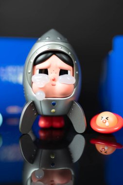 Bangkok, Tayland - 28 Aralık 2025: Mızmız bir bebeğin Uzay Gezgini Pop Mart mağazasından ay dizisi figürlerine ağlıyor, sulugöz koleksiyonlar