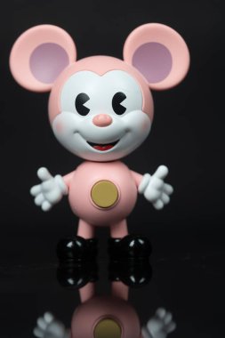 Bangkok, Tayland - 28 Aralık 2025: POP MART 'tan Hamm Mickey adlı bir figür Disney Mickey Remix, Mickey Pixar Serisi Figürleriyle Tanışıyor