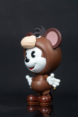 Bangkok, Tayland - 28 Aralık 2025: POP MART 'tan Bullseye Mickey adlı bir figür Disney Mickey Remix, Mickey Meets Pixar Serisi Figürleri