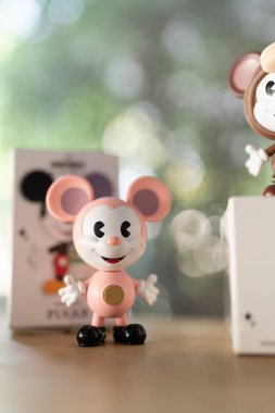 Bangkok, Tayland - 28 Aralık 2025: POP MART 'tan Hamm Mickey adlı bir figür Disney Mickey Remix, Mickey Pixar Serisi Figürleriyle Tanışıyor
