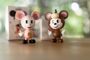 Bangkok, Tayland - 28 Aralık 2025: POP MART 'tan Bullseye Mickey ve Hamm Mickey Disney Mickey Remix, Mickey Meets Pixar Figures