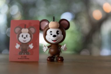 Bangkok, Tayland - 28 Aralık 2025: POP MART 'tan Bullseye Mickey adlı bir figür Disney Mickey Remix, Mickey Meets Pixar Serisi Figürleri