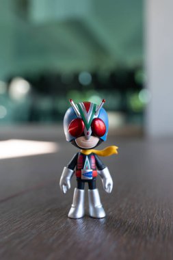 Bangkok, Tayland - 28 Aralık 2025: figür ve anahtarlık Riderman. ODEN-YA 'dan özel koleksiyonlar. Maskeli Süvari x ODEN-YA çeşitli mısır ve pirinç aperatifleriyle bilinen Tayland 'lı bir aperatif markasıdır.