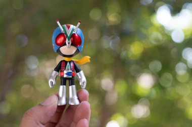 Bangkok, Tayland - 28 Aralık 2025: figür ve anahtarlık Riderman. ODEN-YA 'dan özel koleksiyonlar. Maskeli Süvari x ODEN-YA çeşitli mısır ve pirinç aperatifleriyle bilinen Tayland 'lı bir aperatif markasıdır.