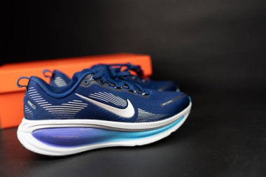 Bangkok, Tayland - 28 Aralık 2025: Nike Vomero 18 Men 's Road Run Shoes çifti