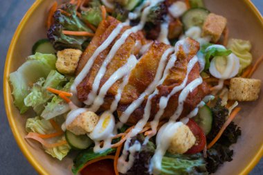 Lezzetli ızgara tavuk salatası ve taze sebzeler. Kapat.