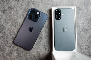 Bangkok, Tayland - 31 Aralık 2025: Apple iPhone 15 Pro ve Apple iPhone 17 in box, karşılaştırma için yan yana.