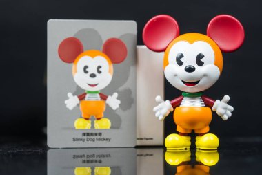 Bangkok, Tayland - 31 Aralık 2025 POP MART 'tan Sinsi Köpek Mickey. Disney Mickey Remix, Mickey Pixar Serisi Rakamlarıyla Tanışıyor