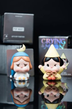 Bangkok, Tayland - 31 Aralık 2025: The Dancing Star Mini ve POP MART 'tan The Moon Catcher Mini