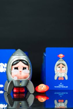 Bangkok, Tayland - 31 Aralık 2025: Mızmız bir bebeğin Uzay Gezgini Pop Mart mağazasından ay dizisi figürlerine ağlıyor, sulugöz koleksiyonlar