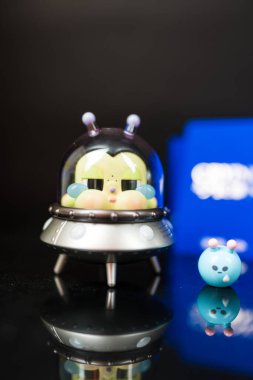 Bangkok, Tayland - 31 Aralık 2025: Pop Mart mağazasından ay dizisi figürlerine ağlayan bir bebeğin Ay Gezgini. Sulugöz koleksiyonları